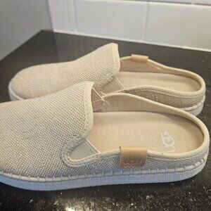 UGG Women's Delu Sneaker size 7.5 LIKE NEW